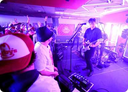 ’90s Rock Band Stuns Fans With Performance in American Fast Food Chain